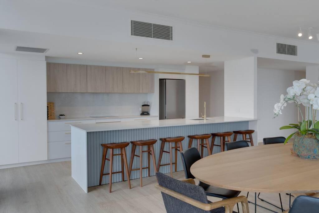 Private Rooftop Beachside 3-bed With Pool Apartment Gold Coast